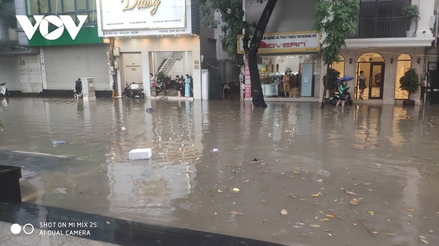 Mưa cực lớn, phố phường Hà Nội biến thành những dòng sông - Ảnh 18.