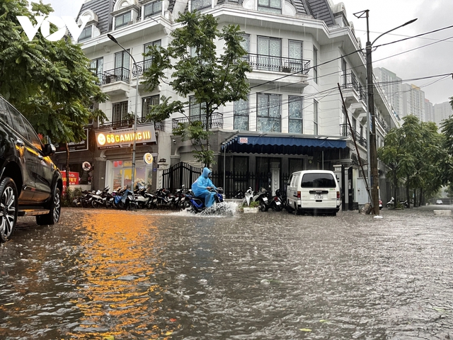 Mưa cực lớn, phố phường Hà Nội biến thành những dòng sông - Ảnh 3.