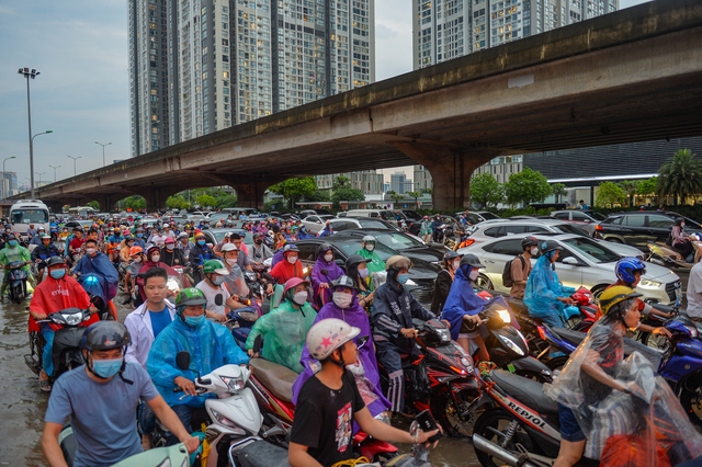  Sau trận mưa ngập, đường phố Hà Nội ùn tắc nghiêm trọng, xe cộ chôn chân nhìn nước rút - Ảnh 3.