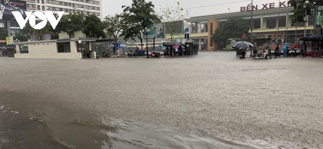 Mưa cực lớn, phố phường Hà Nội biến thành những dòng sông - Ảnh 21.