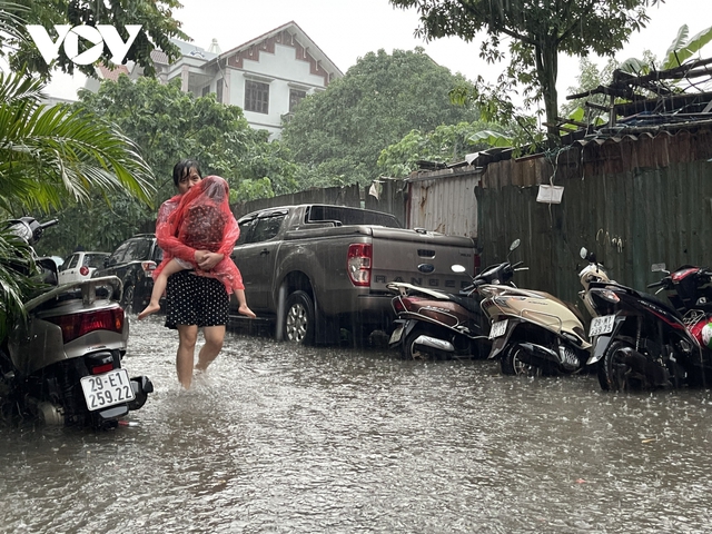 Mưa cực lớn, phố phường Hà Nội biến thành những dòng sông - Ảnh 4.