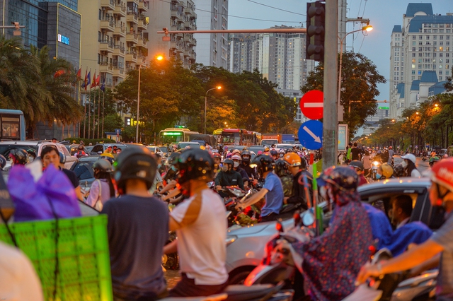  Sau trận mưa ngập, đường phố Hà Nội ùn tắc nghiêm trọng, xe cộ chôn chân nhìn nước rút - Ảnh 4.