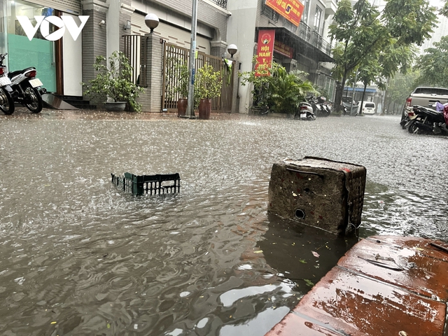 Mưa cực lớn, phố phường Hà Nội biến thành những dòng sông - Ảnh 5.