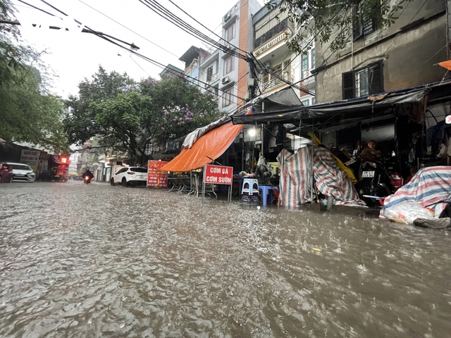 Mưa cực lớn, phố phường Hà Nội biến thành những dòng sông - Ảnh 6.