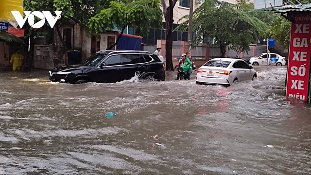 Mưa cực lớn, phố phường Hà Nội biến thành những dòng sông - Ảnh 8.