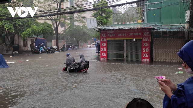 Mưa cực lớn, phố phường Hà Nội biến thành những dòng sông - Ảnh 9.