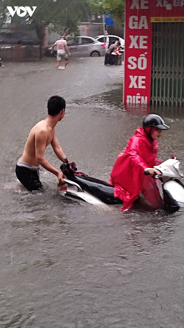 Mưa cực lớn, phố phường Hà Nội biến thành những dòng sông - Ảnh 10.