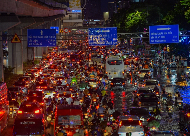  Sau trận mưa ngập, đường phố Hà Nội ùn tắc nghiêm trọng, xe cộ chôn chân nhìn nước rút - Ảnh 10.