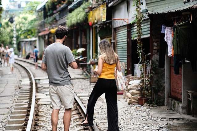 Du khách nước ngoài hào hứng quay trở lại check-in phố đường tàu - Ảnh 1.