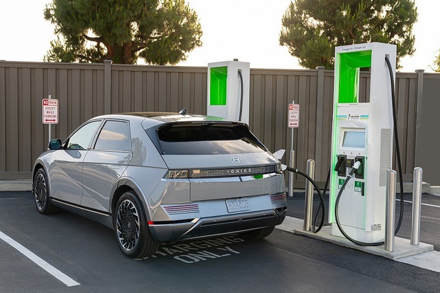 US President kicks off a $3.1 billion electric vehicle battery production plan - Photo 1.