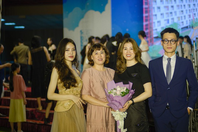  Prom cuối cấp trường người ta: Ai nấy đều lên đồ như hoàng tử công chúa, ái nữ nhà NSƯT Chiều Xuân lột xác táo bạo - Ảnh 14.