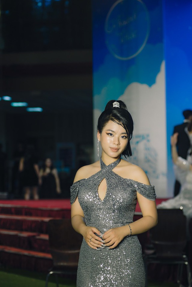  Prom cuối cấp trường người ta: Ai nấy đều lên đồ như hoàng tử công chúa, ái nữ nhà NSƯT Chiều Xuân lột xác táo bạo - Ảnh 17.