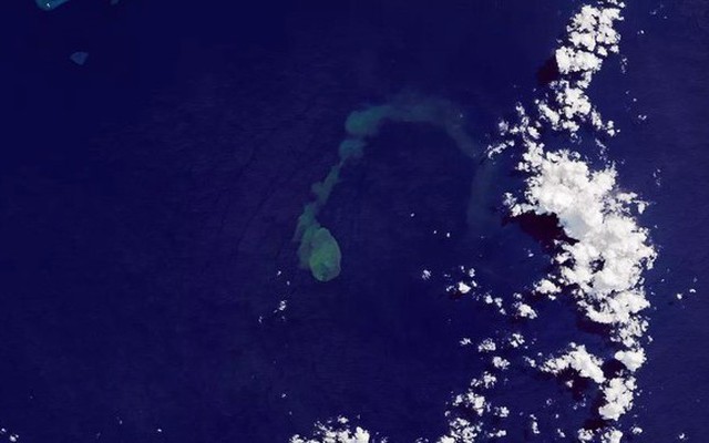 Những bức ảnh chụp từ vệ tinh đã tiết lộ hoạt động của núi lửa dưới đáy biển tây nam Thái Bình Dương.