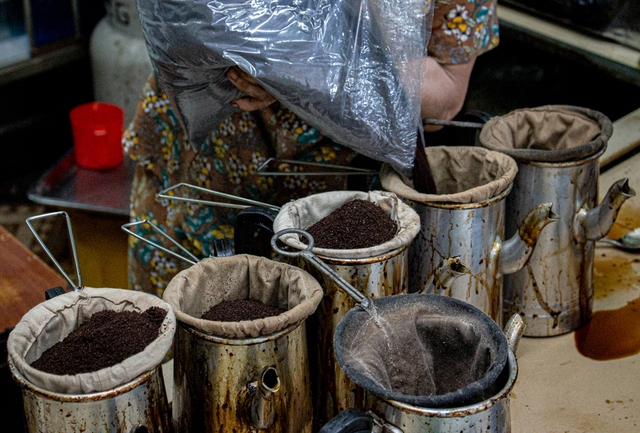 The last racket coffee shop in Bien Hoa: The place where customers go back and forth for 35 years - Photo 1.