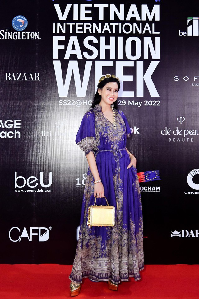  Doanh nhân Thuỷ Tiên cùng con gái xuất hiện tại Vietnam International Fashion Week  - Ảnh 2.
