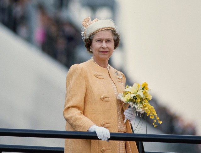 7 thập kỷ với style rực rỡ sắc màu của Nữ hoàng Anh - biểu tượng thời trang độc nhất vô nhị - Ảnh 12.