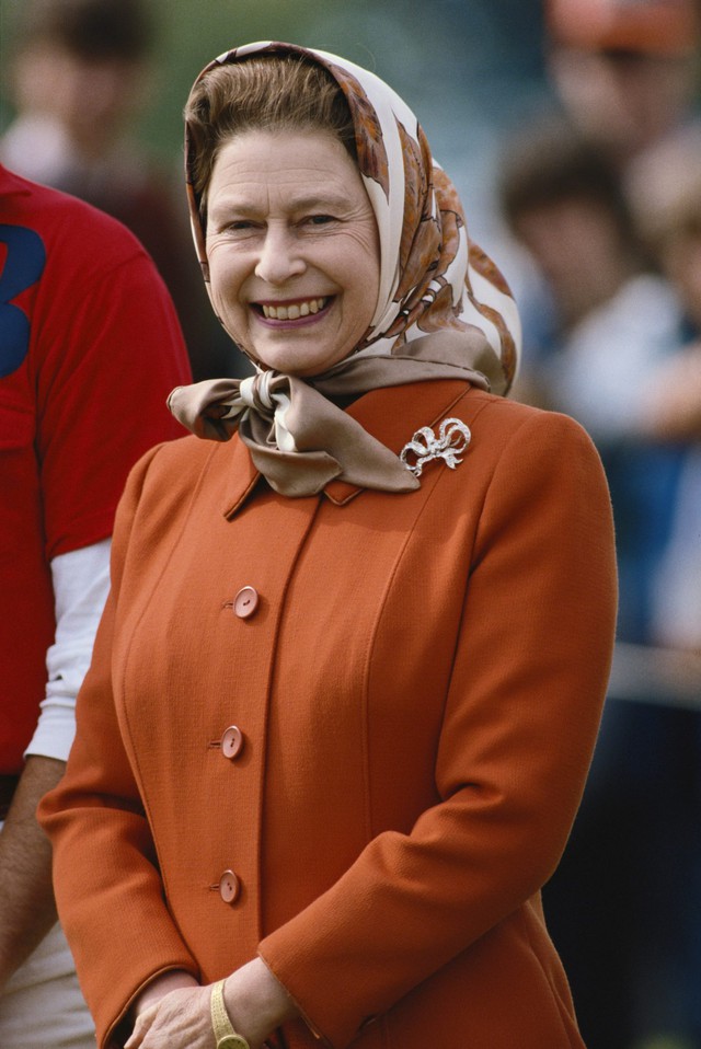 7 thập kỷ với style rực rỡ sắc màu của Nữ hoàng Anh - biểu tượng thời trang độc nhất vô nhị - Ảnh 13.
