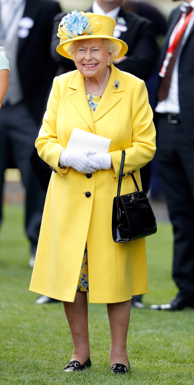 7 thập kỷ với style rực rỡ sắc màu của Nữ hoàng Anh - biểu tượng thời trang độc nhất vô nhị - Ảnh 14.