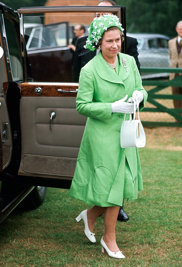7 thập kỷ với style rực rỡ sắc màu của Nữ hoàng Anh - biểu tượng thời trang độc nhất vô nhị - Ảnh 20.
