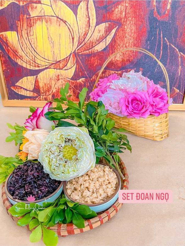 The set of fruit offerings for the Doan Ngo Festival with the price of a few hundred thousand are beautiful and eye-catching, the seller closes the order with tired hands - Photo 2.
