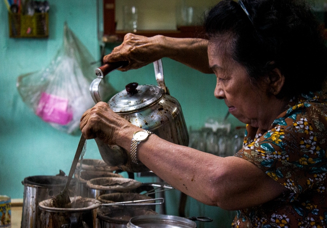 The last racket coffee shop in Bien Hoa: The place where customers go back and forth for 35 years - Photo 2.