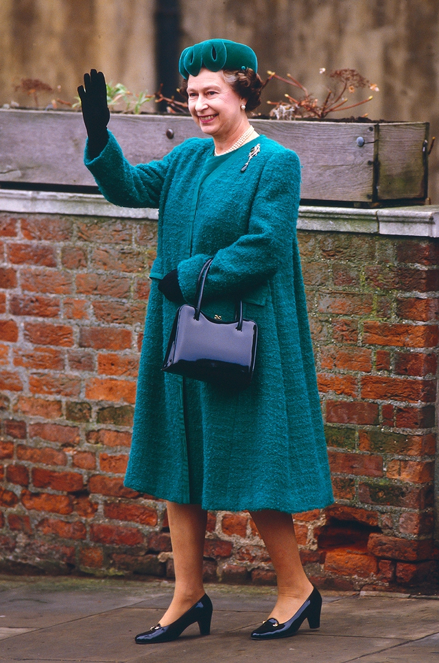 7 thập kỷ với style rực rỡ sắc màu của Nữ hoàng Anh - biểu tượng thời trang độc nhất vô nhị - Ảnh 25.