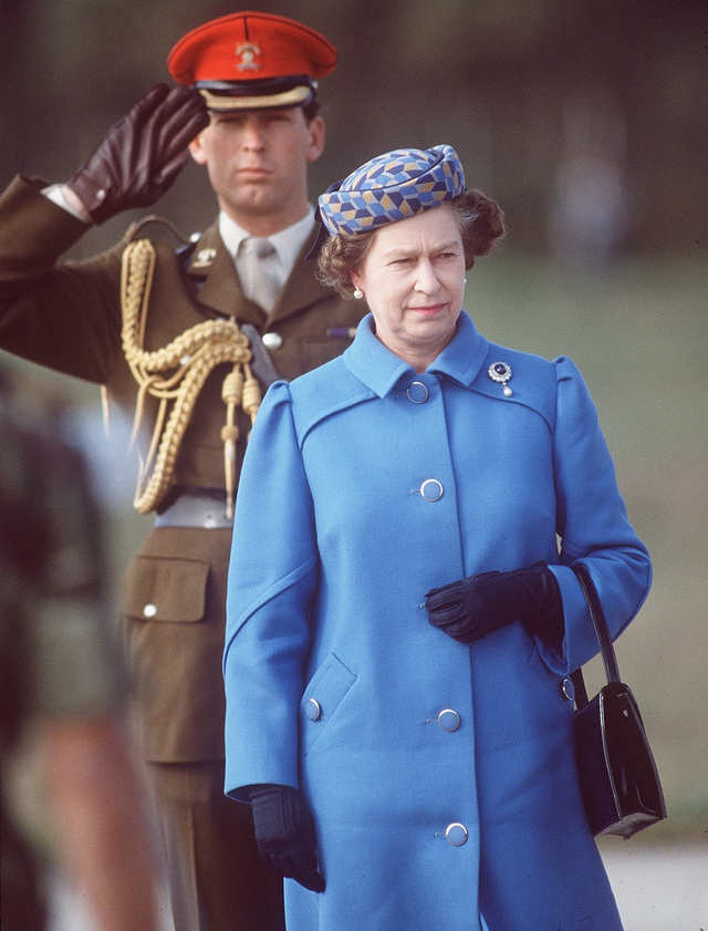 7 thập kỷ với style rực rỡ sắc màu của Nữ hoàng Anh - biểu tượng thời trang độc nhất vô nhị - Ảnh 28.