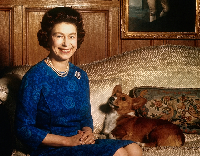 7 thập kỷ với style rực rỡ sắc màu của Nữ hoàng Anh - biểu tượng thời trang độc nhất vô nhị - Ảnh 29.