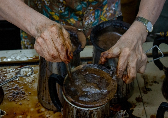 The last racket coffee shop in Bien Hoa: The place where customers go back and forth for 35 years - Photo 3.