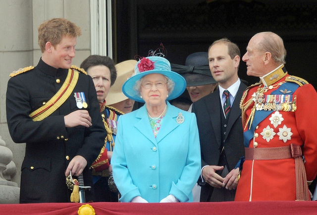 7 thập kỷ với style rực rỡ sắc màu của Nữ hoàng Anh - biểu tượng thời trang độc nhất vô nhị - Ảnh 31.