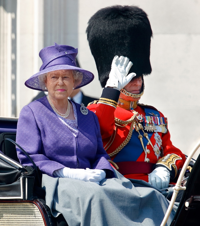 7 thập kỷ với style rực rỡ sắc màu của Nữ hoàng Anh - biểu tượng thời trang độc nhất vô nhị - Ảnh 34.