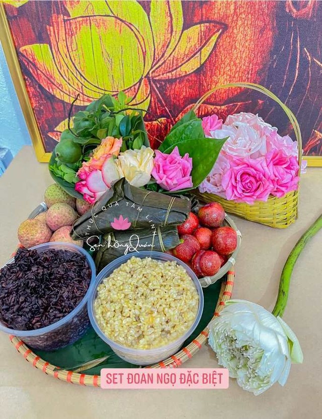 The set of fruit offerings for the Doan Ngo Festival with the price of a few hundred thousand are beautiful and eye-catching, the seller closes the order with tired hands - Photo 4.