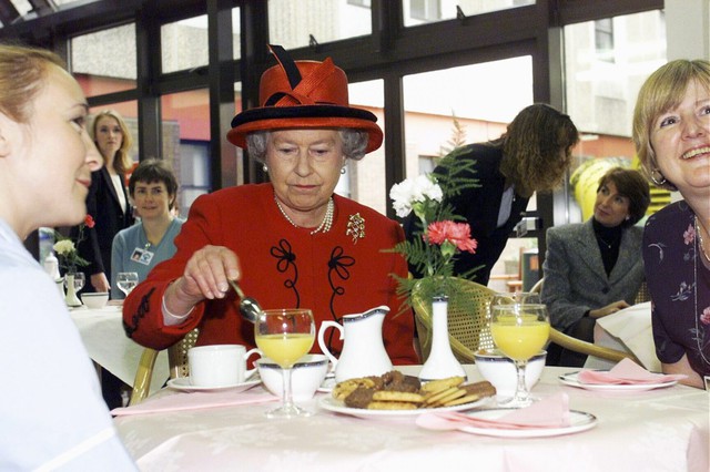 7 thập kỷ với style rực rỡ sắc màu của Nữ hoàng Anh - biểu tượng thời trang độc nhất vô nhị - Ảnh 5.