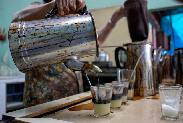 The last racket coffee shop in Bien Hoa: The place where customers go back and forth for 35 years - Photo 4.