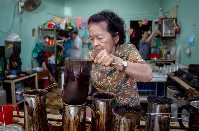 The last racket coffee shop in Bien Hoa: The place where customers go back and forth for 35 years - Photo 5.