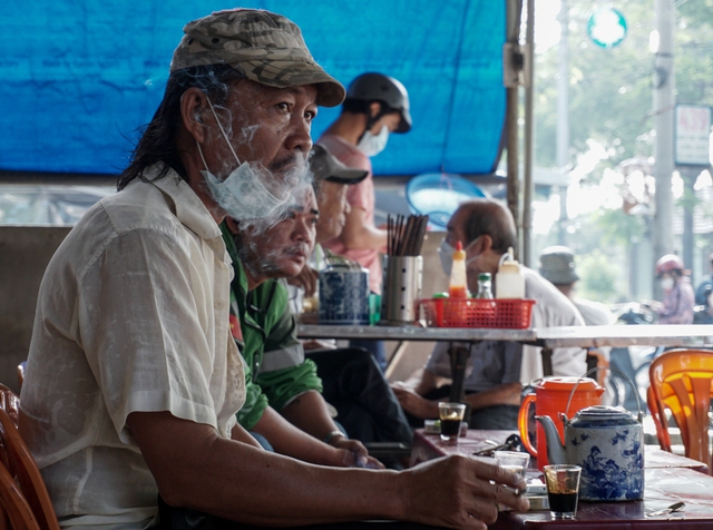 The last racket coffee shop in Bien Hoa: The place where customers go back and forth for 35 years - Photo 6.