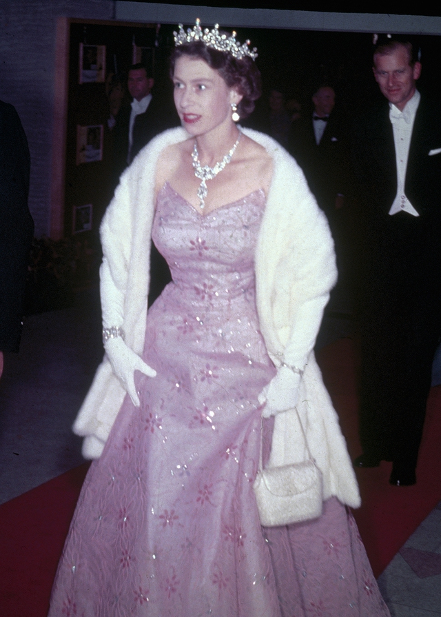 7 thập kỷ với style rực rỡ sắc màu của Nữ hoàng Anh - biểu tượng thời trang độc nhất vô nhị - Ảnh 9.
