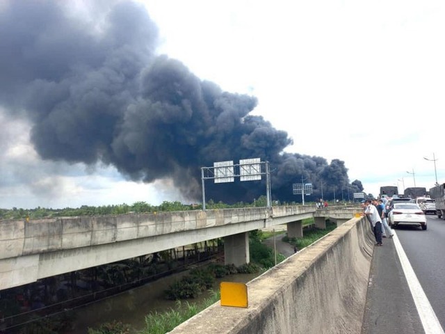 CLIP: Xe chở nhớt cháy rụi trên cao tốc Trung Lương – TP HCM, kẹt xe kéo dài - Ảnh 7.