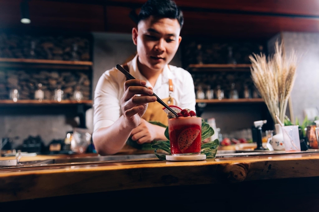 Sài Gòn có quán bar lọt top tốt nhất Châu Á: Phong cách đậm màu cổ điển, bán từ Tàu Hũ, Xôi Mít cho tới Nghêu Hấp Sake - Ảnh 4.