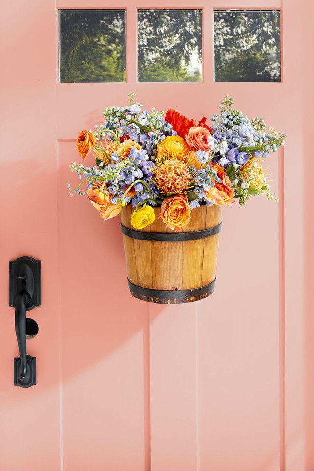 9 ways to make use of old things to decorate your front door will make you fall in love - Photo 4.