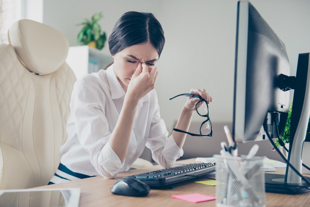 The clairvoyants in the workplace should not be in a hurry to proudly use many computers and still not be nearsighted: Beware of screen vision syndrome, facing the risk of blindness at any time - Photo 2.