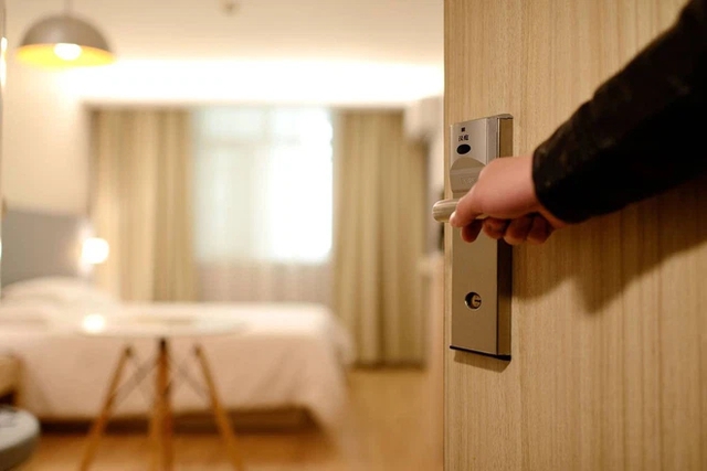 Hotel staff always knock on the door 3 times even though there is no one in the room, why is that?  - Photo 3.