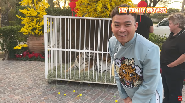 Billionaire singer in the mansion of 1600 billion: Raising a tiger in the house, taking care of her husband's 5 stepchildren for many years, U50 just gave birth to her first child - Photo 3.