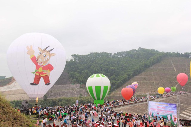  Hàng nghìn người chen chân xem khinh khí cầu ở Hà Tĩnh  - Ảnh 1.