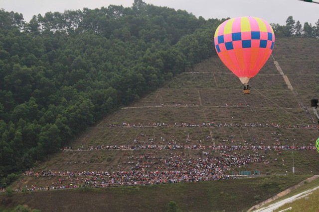  Hàng nghìn người chen chân xem khinh khí cầu ở Hà Tĩnh  - Ảnh 2.