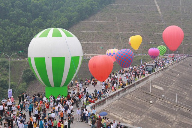  Hàng nghìn người chen chân xem khinh khí cầu ở Hà Tĩnh  - Ảnh 3.