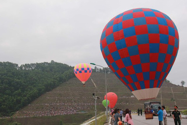  Hàng nghìn người chen chân xem khinh khí cầu ở Hà Tĩnh  - Ảnh 5.