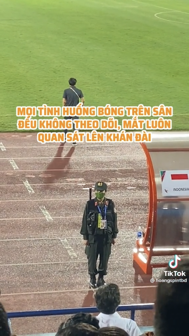 Cô gái gây sốt sau trận mở màn SEA Games 31 năm nay không phải là các CĐV xinh đẹp mà là nữ cảnh sát cơ động với thần thái ai cũng nể trên sân - Ảnh 2.