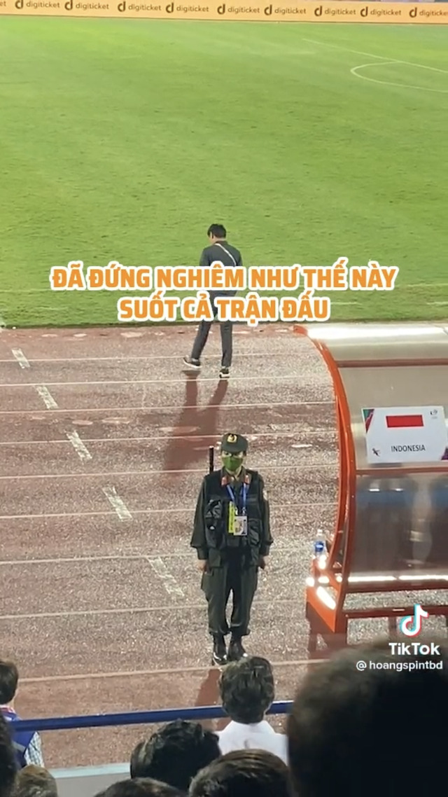 Cô gái gây sốt sau trận mở màn SEA Games 31 năm nay không phải là các CĐV xinh đẹp mà là nữ cảnh sát cơ động với thần thái ai cũng nể trên sân - Ảnh 3.