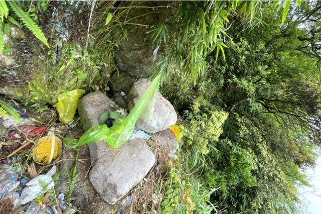  Cận cảnh tảng đá ở vực sâu Yên Tử mà người phụ nữ U60 trú ẩn 7 ngày: Nhiều dấu vết sót lại - Ảnh 1.